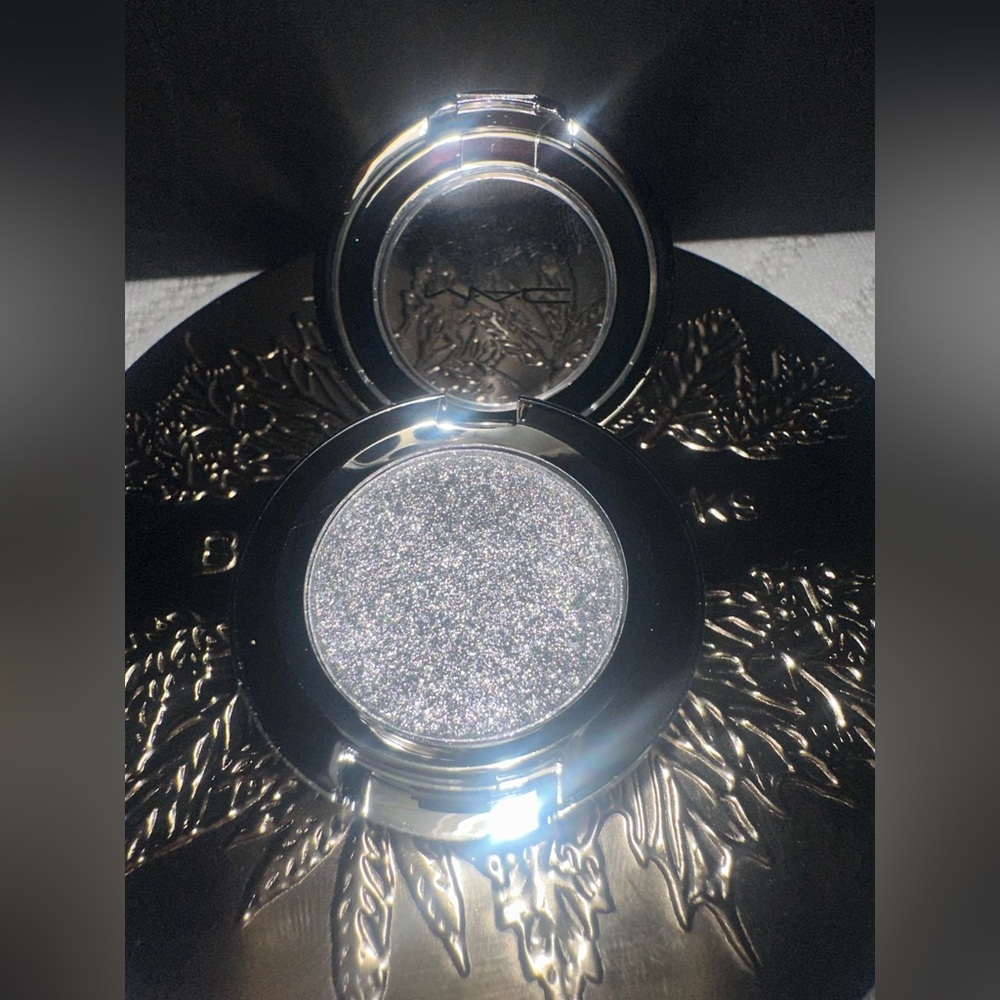 *SOLD* MAC Just Chilling Shiny Pretty Shadow